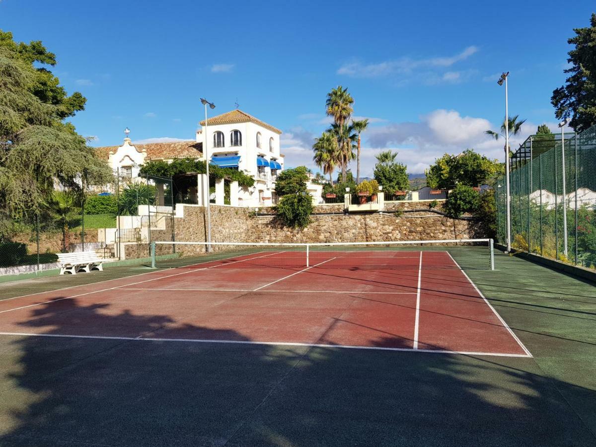 Ample Luxury Fancy Golf & Padel