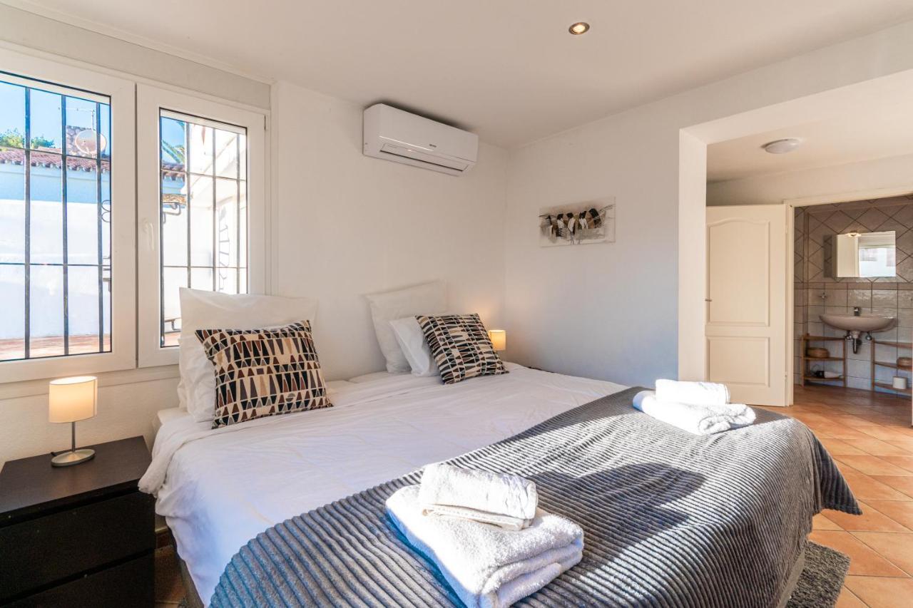 In The Second Line, Modern Beachfront In Costabella, Vakantiehuis