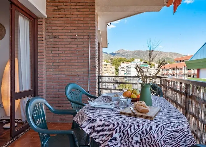 Central Beach Apartment With Free Parking And Pool