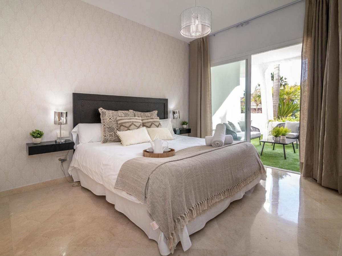 Vacation Marbella: Beachfront Retreat With Puerto Banus Access Apartamento