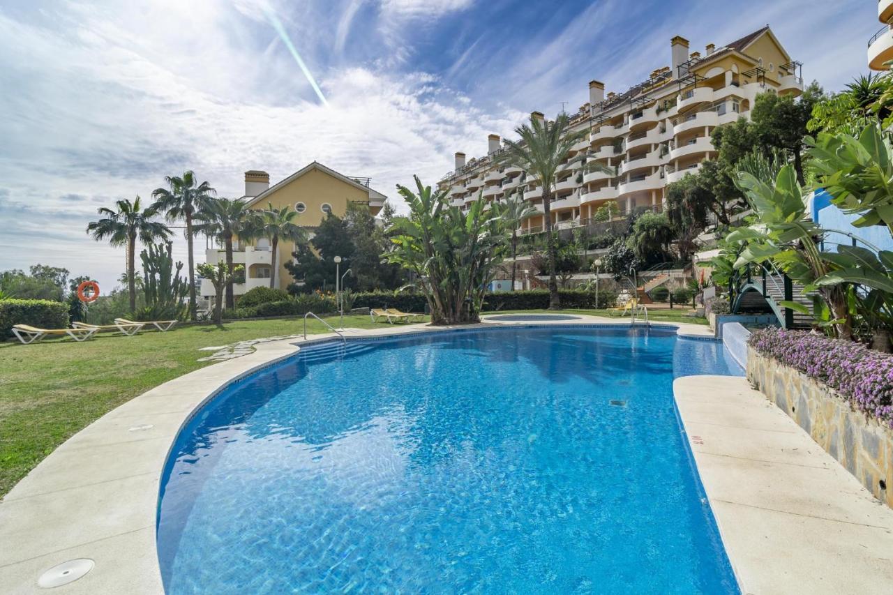 Sad-spacious 2 Bedroom Duplex Puerto Banus *
