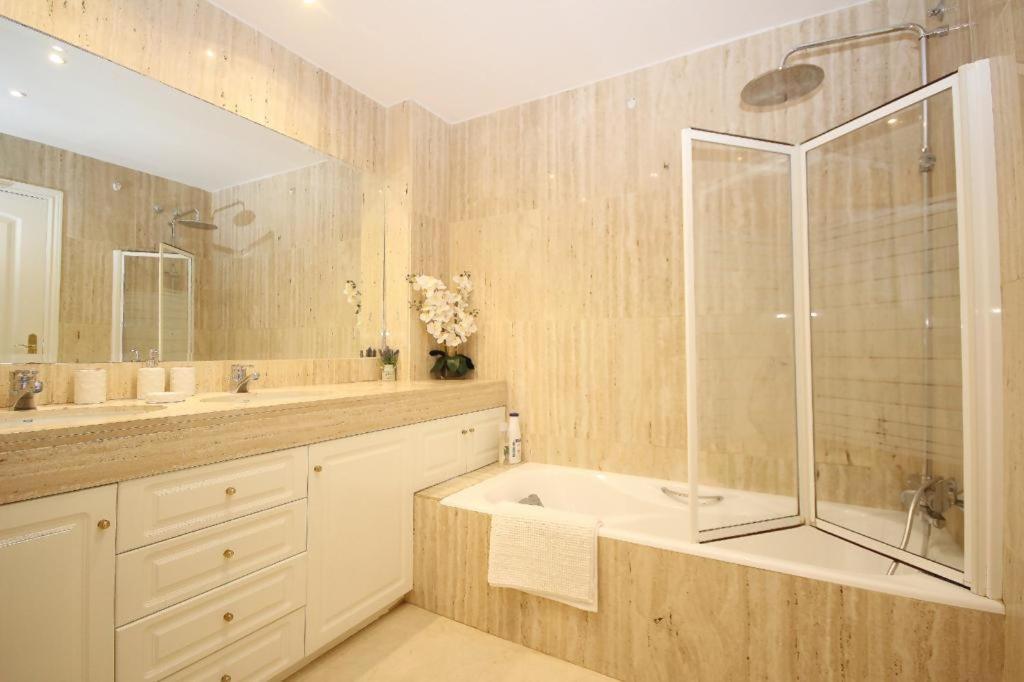 Spacious Near To Nikki Beach