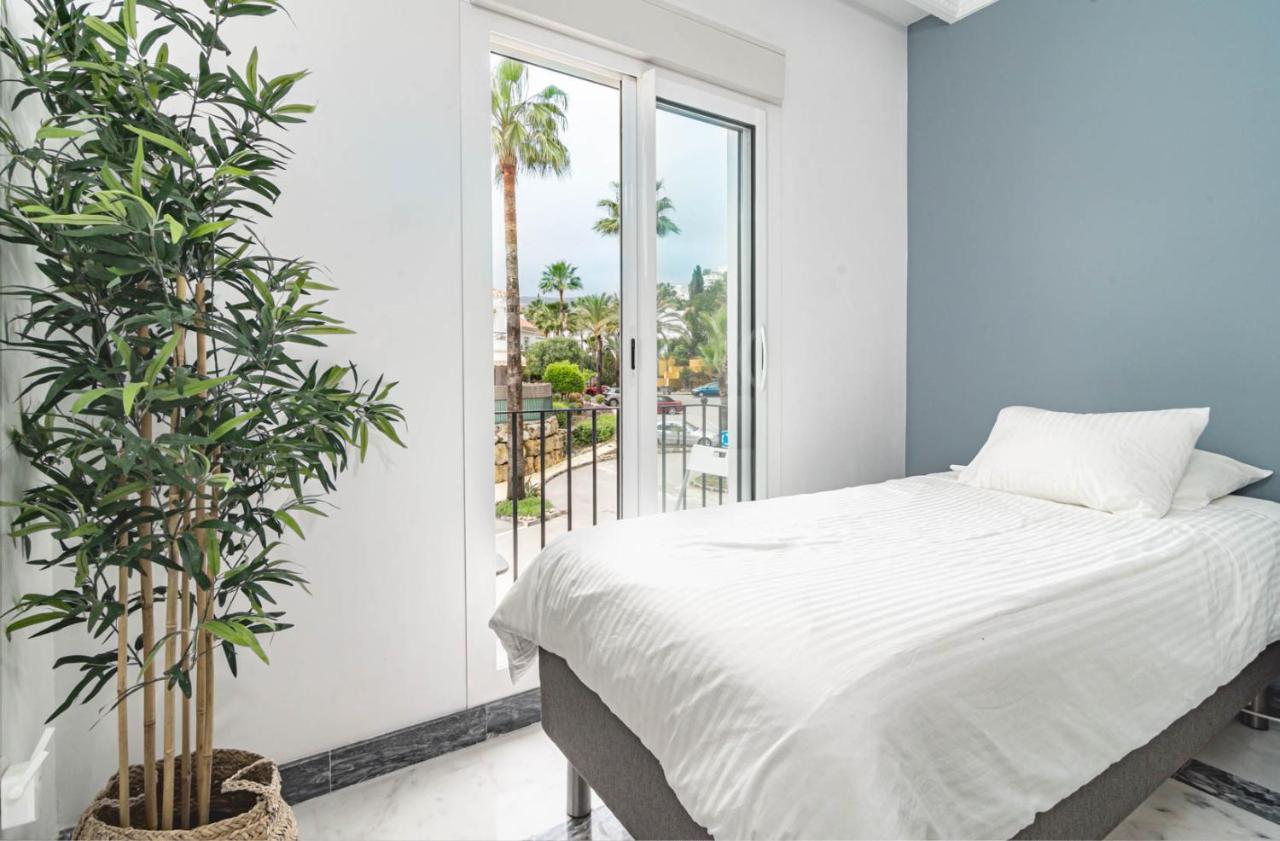 Contemporary 2br Apt With Terrace In Nueva Andalucia 'the Golf Valley'