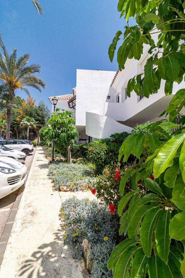 Contemporary 2br Apt With Terrace In Nueva Andalucia 'the Golf Valley'