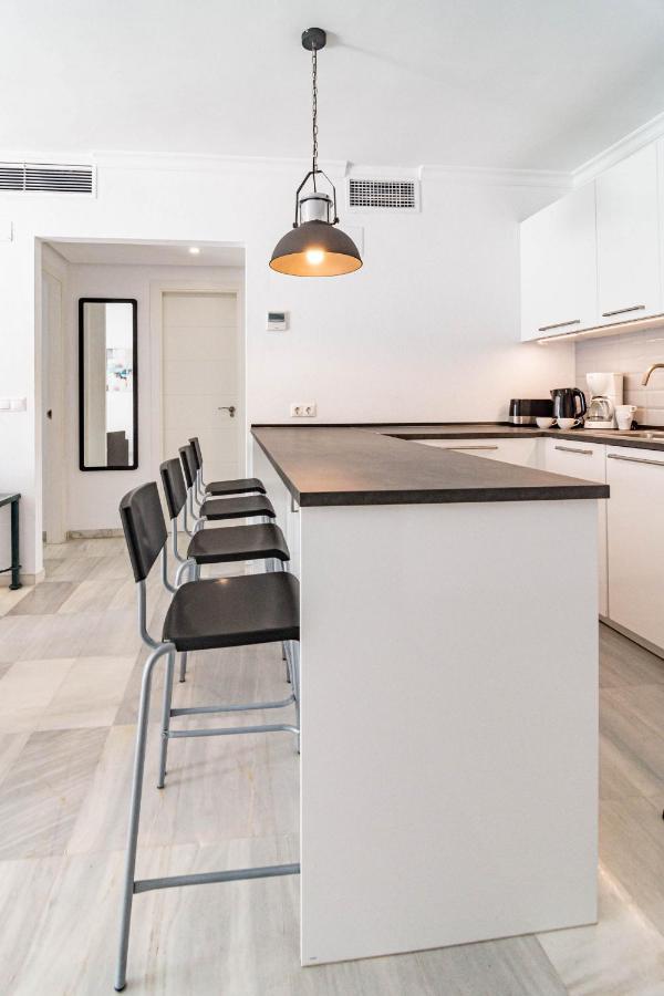 Apartment Harbor Getaway In The Heart Of Puerto Banus With Walking Dictance To Everything *