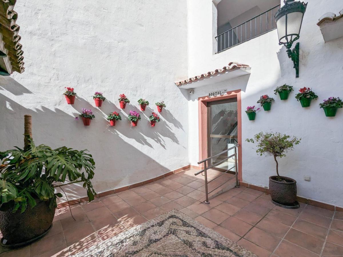 Apartment Harbor Getaway In The Heart Of Puerto Banus With Walking Dictance To Everything *