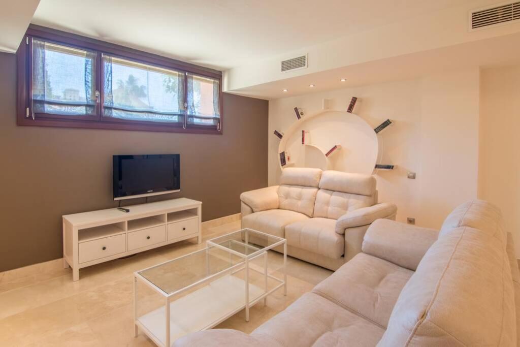 Exclusive 6 En Bedroom - Nagueeles Villa
