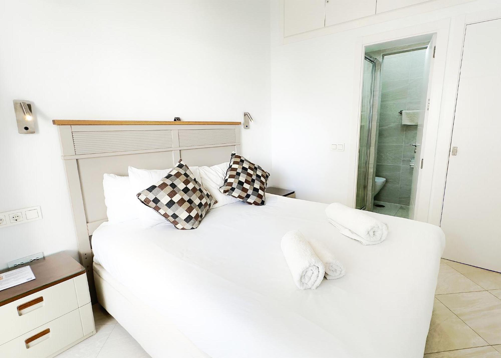 Skol 322 - Completely Renovated Front Apartment *