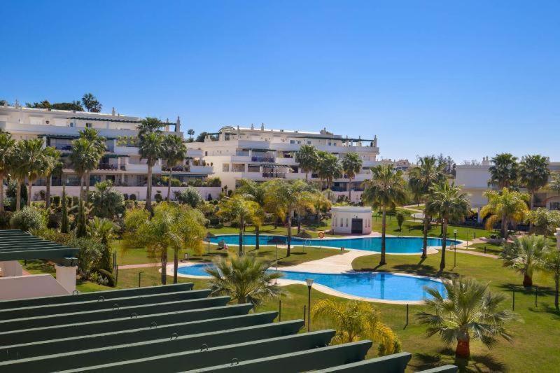 Apartment Con Enorme Terraza En Complejo Con Piscina En Nueva Andalucia - Lorcrimar Marbella