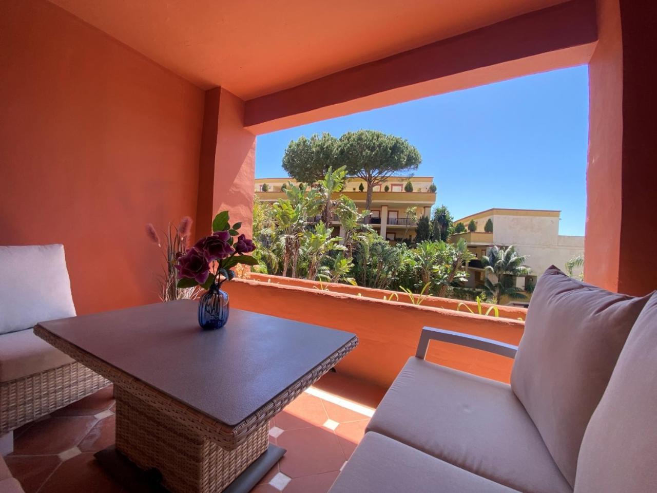 Elviria Paradiso *