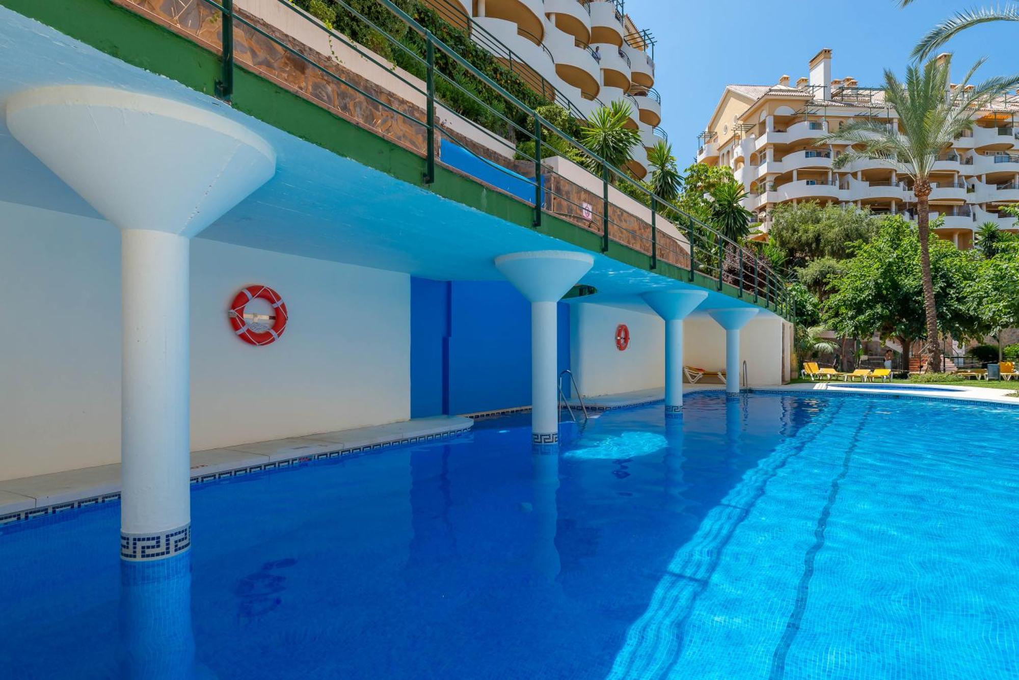 Elegant 2 Bdrm Penthouse With Bbq And Pools Marbella