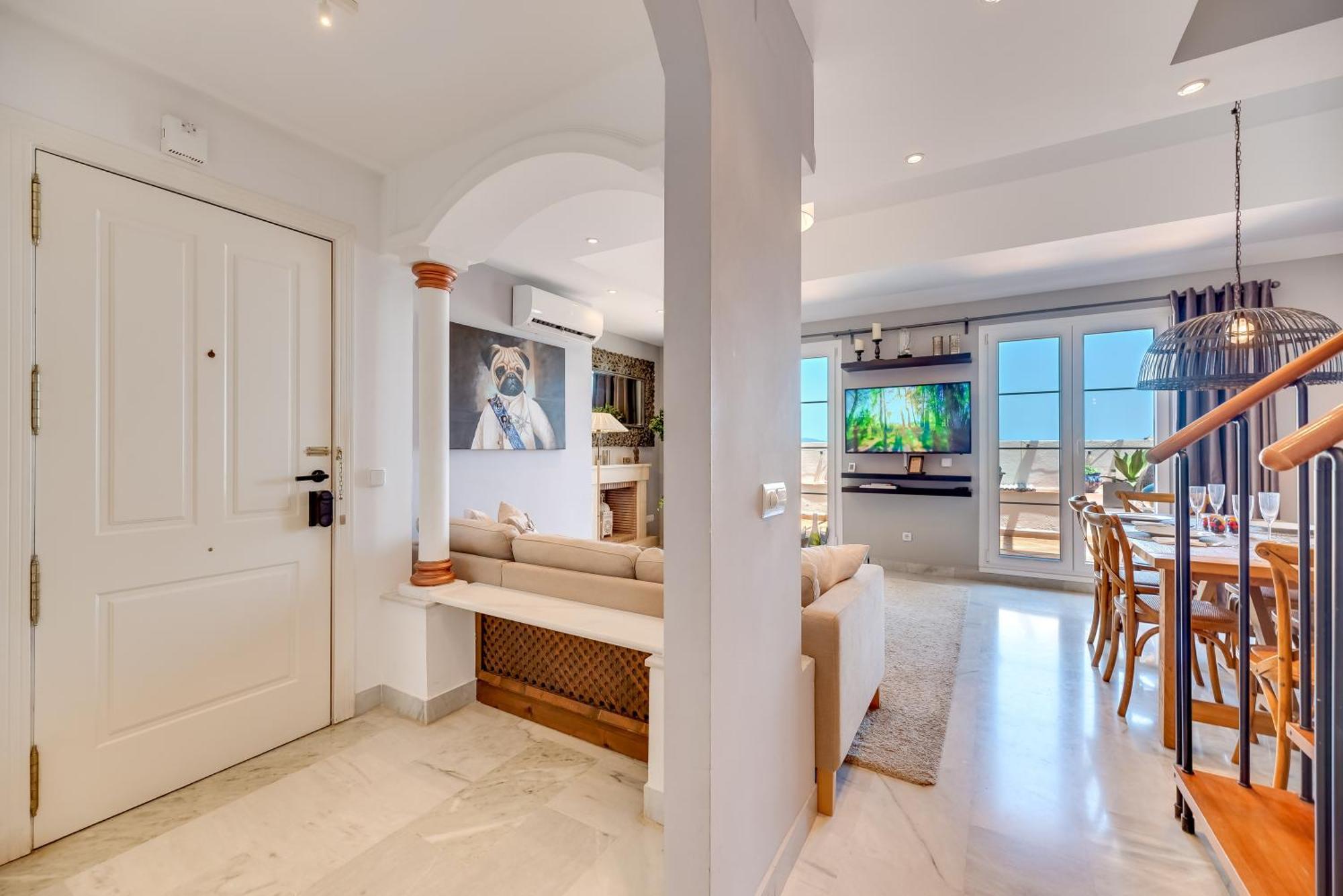 Elegant 2 Bdrm Penthouse With Bbq And Pools Apartment