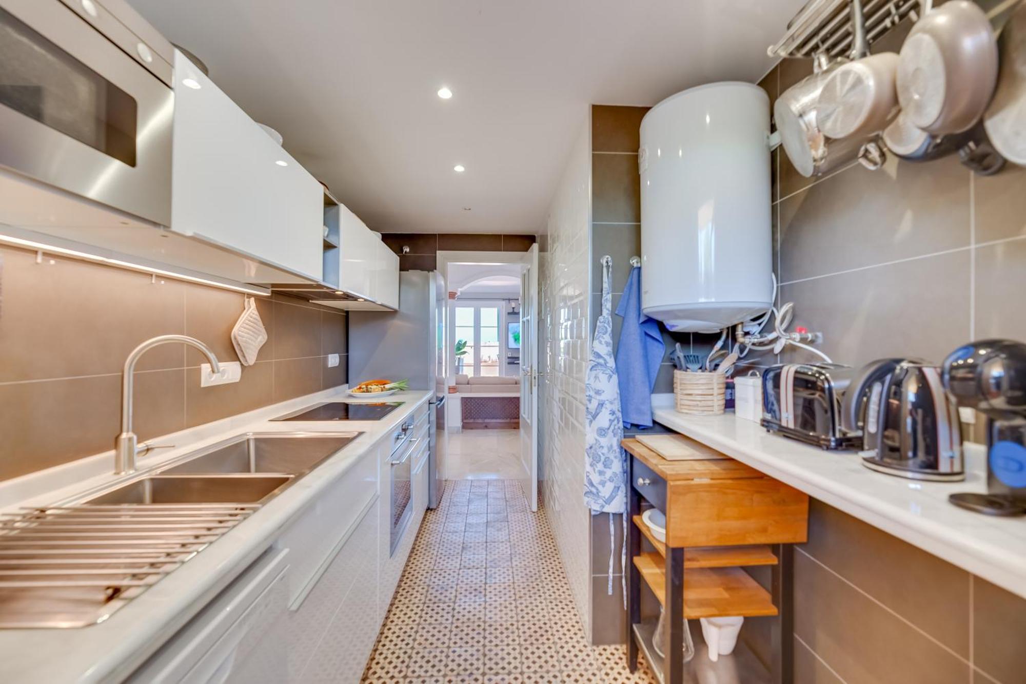 Elegant 2 Bdrm Penthouse With Bbq And Pools *