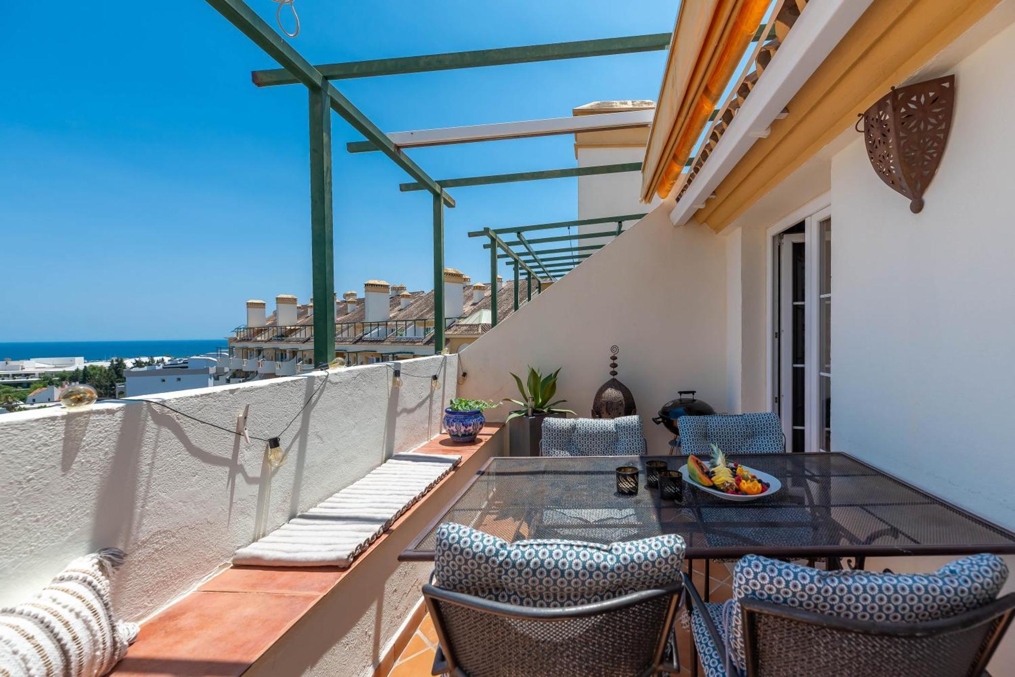 Elegant 2 Bdrm Penthouse With Bbq And Pools Marbella