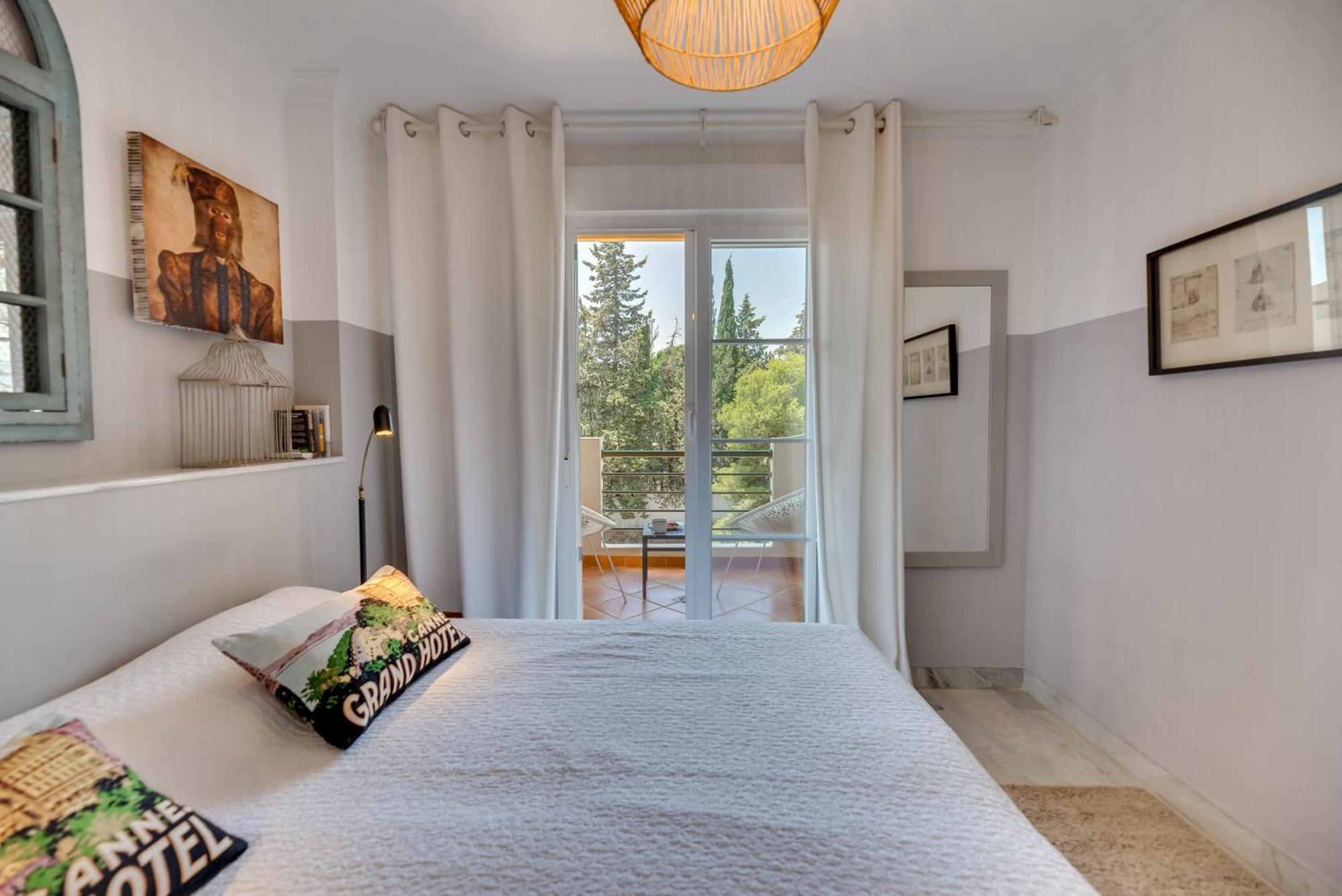 Elegant 2 Bdrm Penthouse With Bbq And Pools Apartment