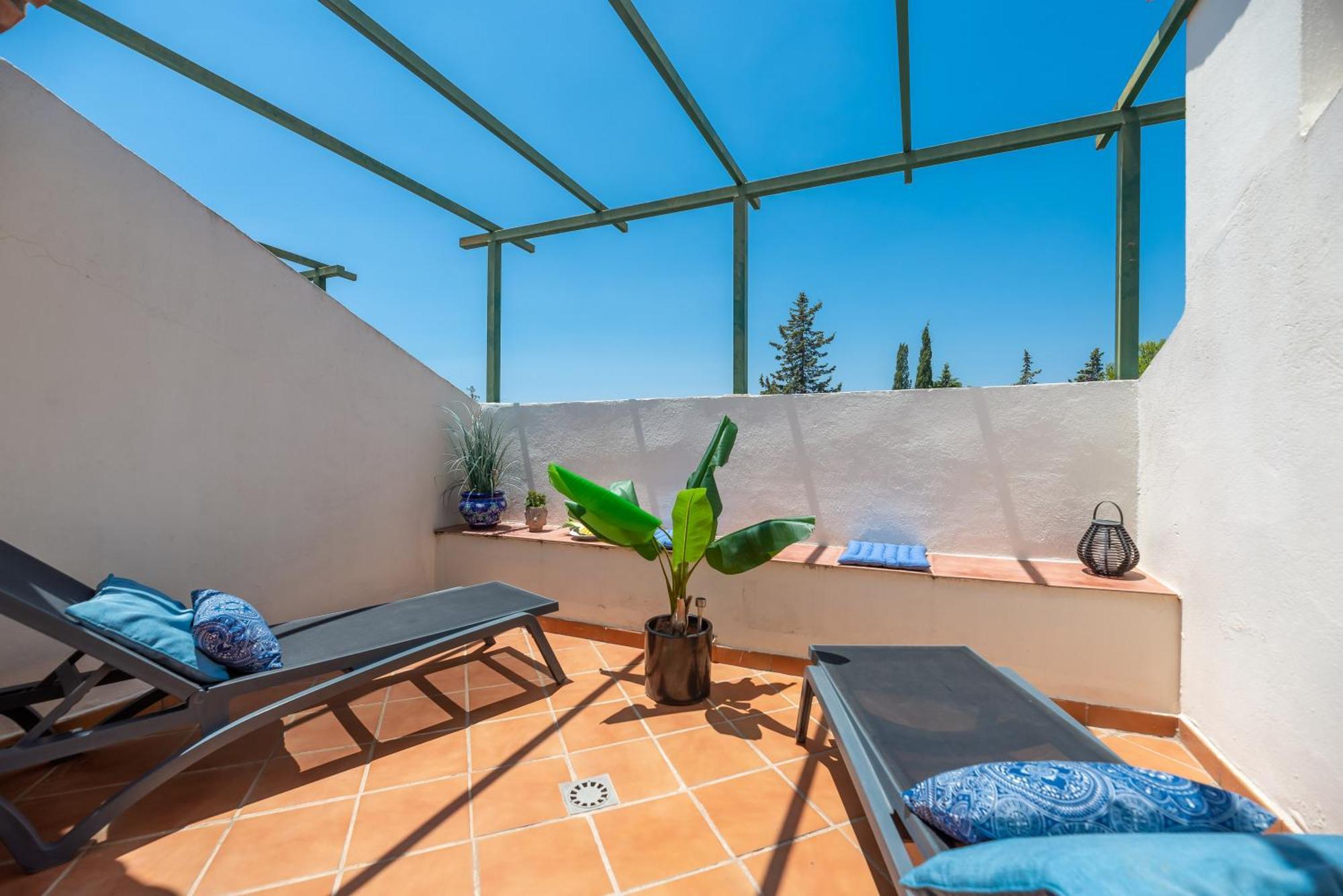 Elegant 2 Bdrm Penthouse With Bbq And Pools
