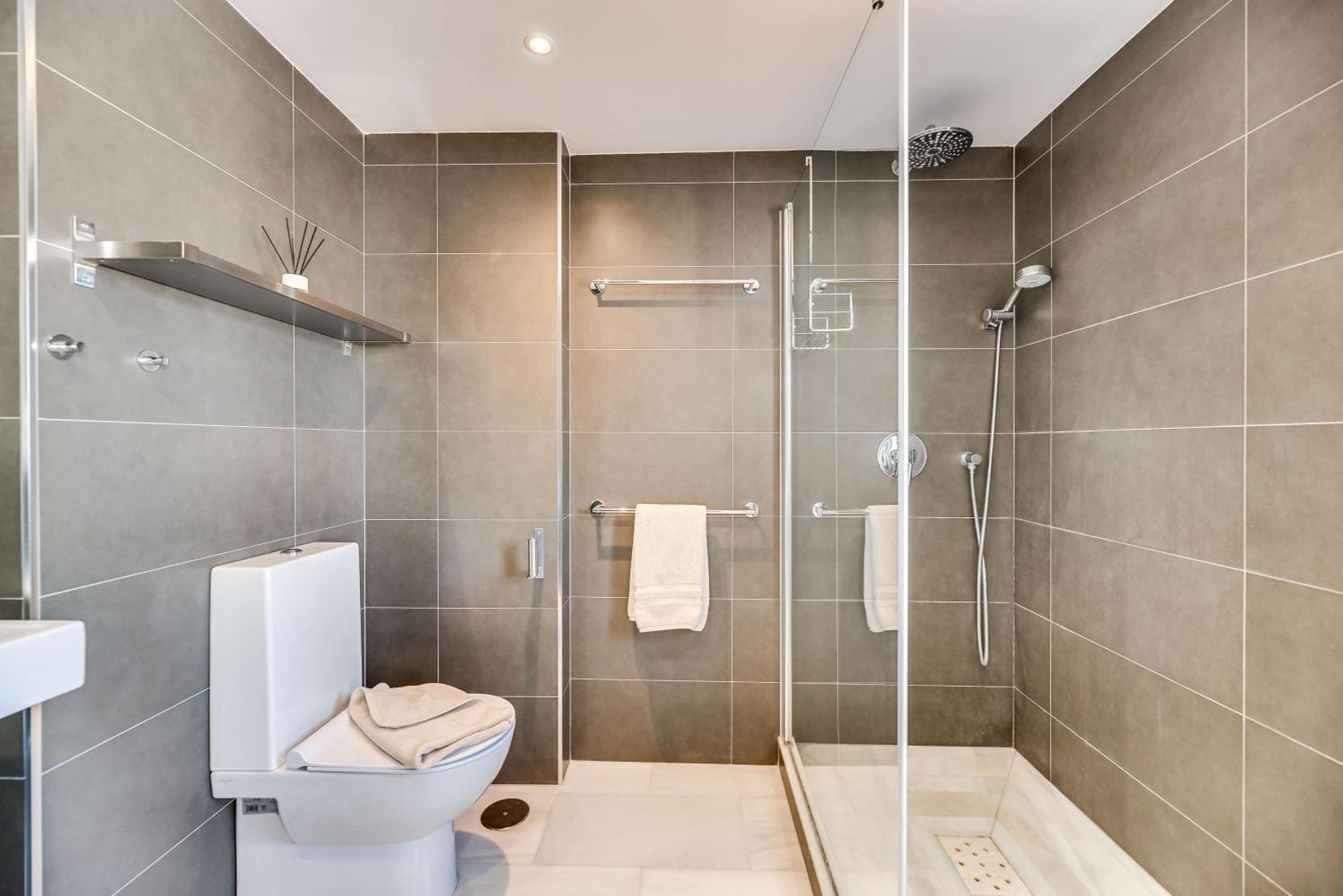 Elegant 2 Bdrm Penthouse With Bbq And Pools Apartment *