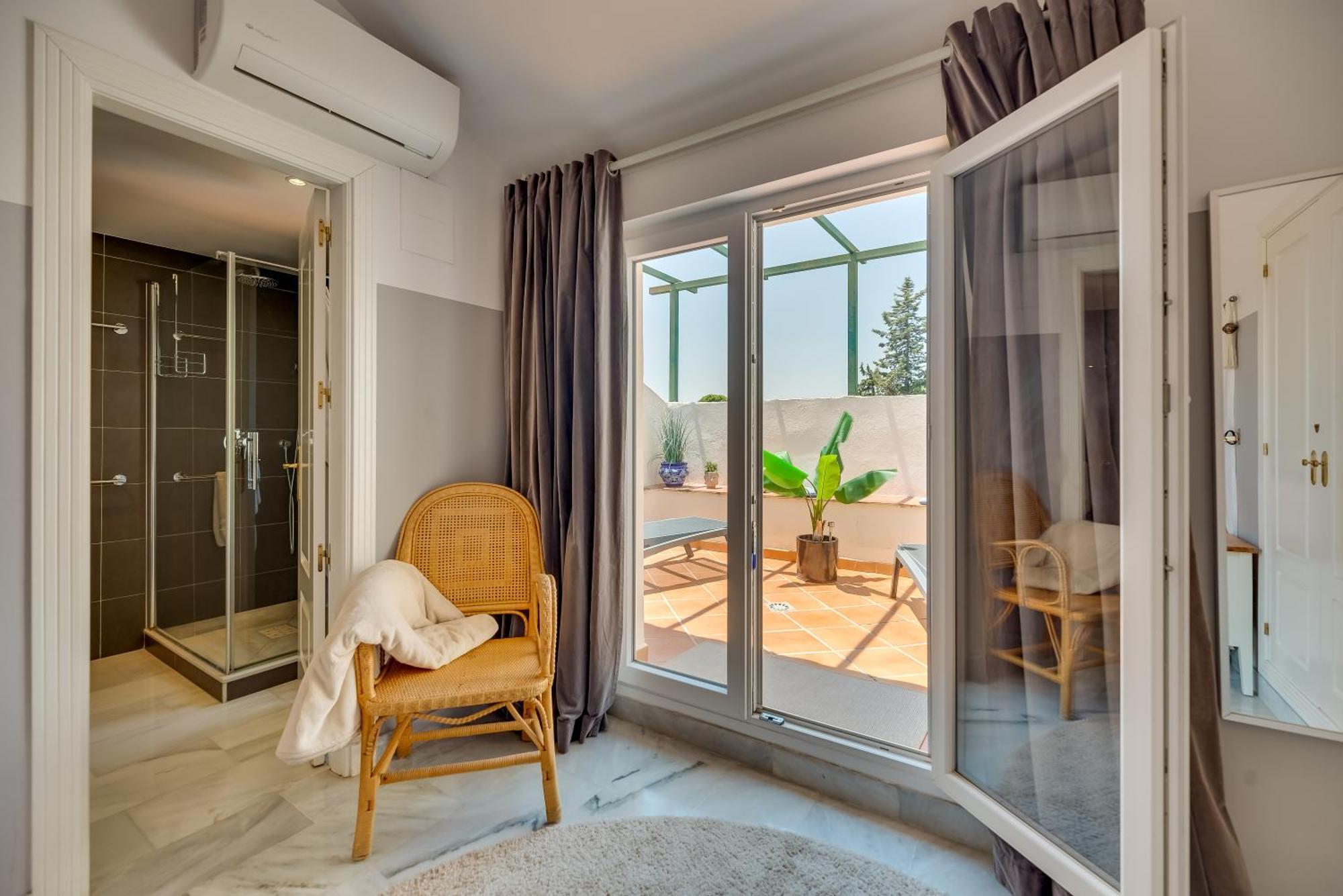 Elegant 2 Bdrm Penthouse With Bbq And Pools