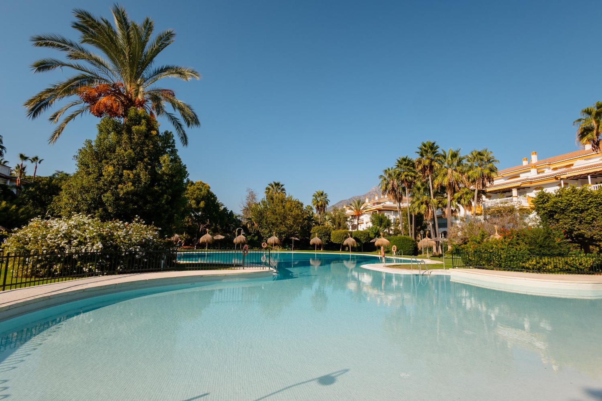 Ground Floor Holiday Apartment With Terrace And Pool In Puerto Banus, Marbella