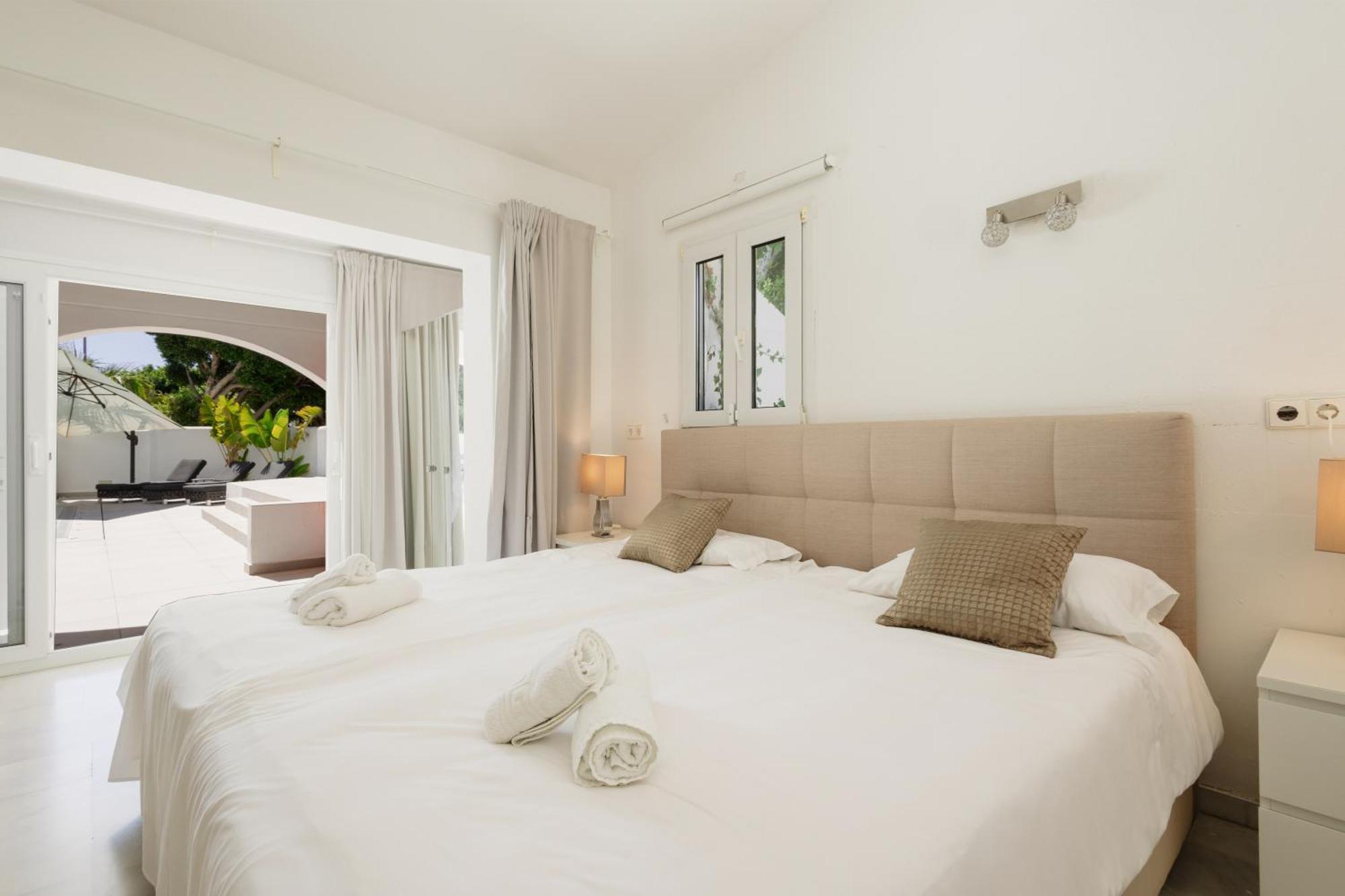 6 Bedroom Villa, With Heated Pool And Sea Views, Next To The Of Costabella Ferienhaus