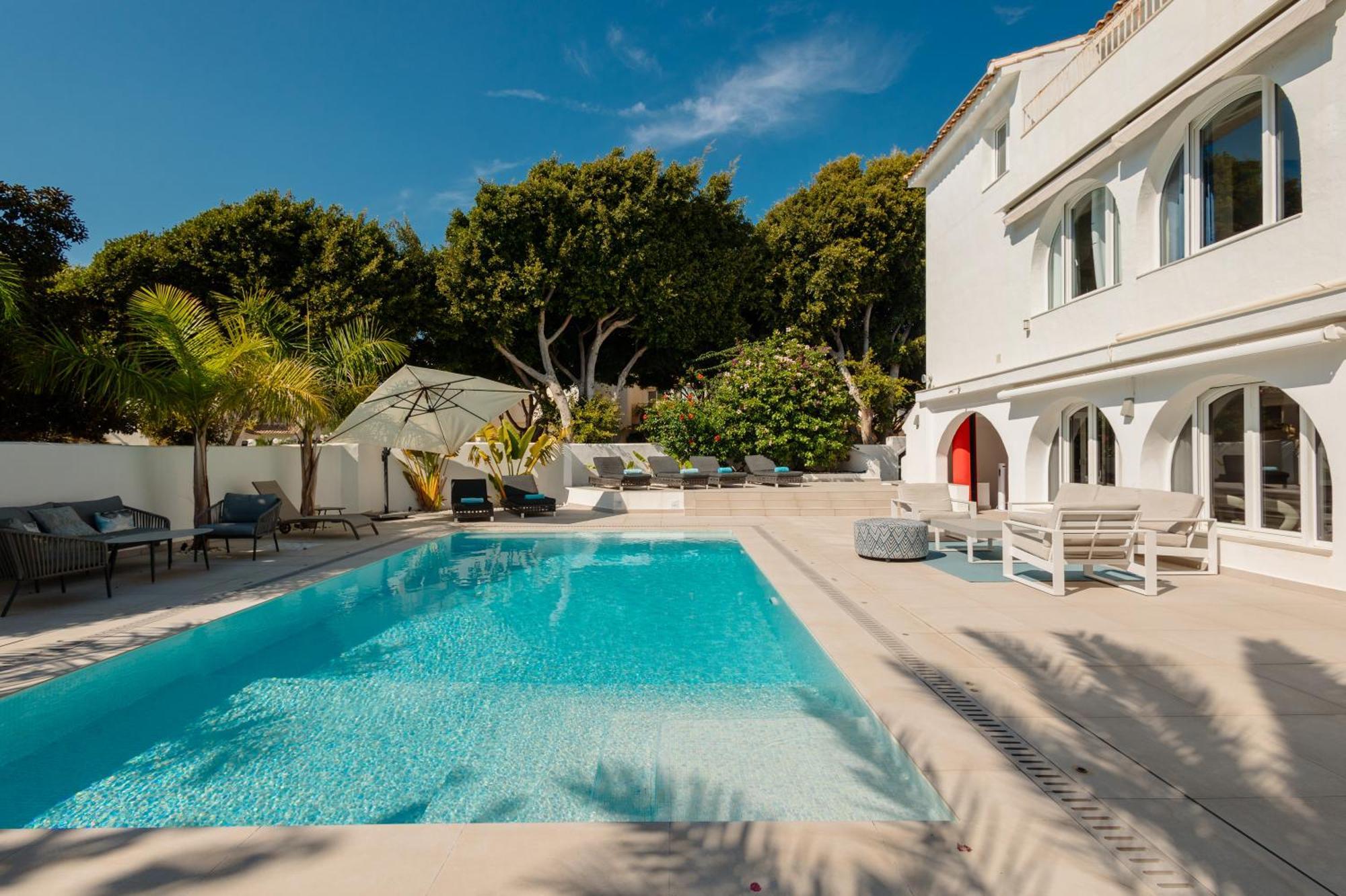 6 Bedroom Villa, With Heated Pool And Sea Views, Next To The Of Costabella Ferienhaus