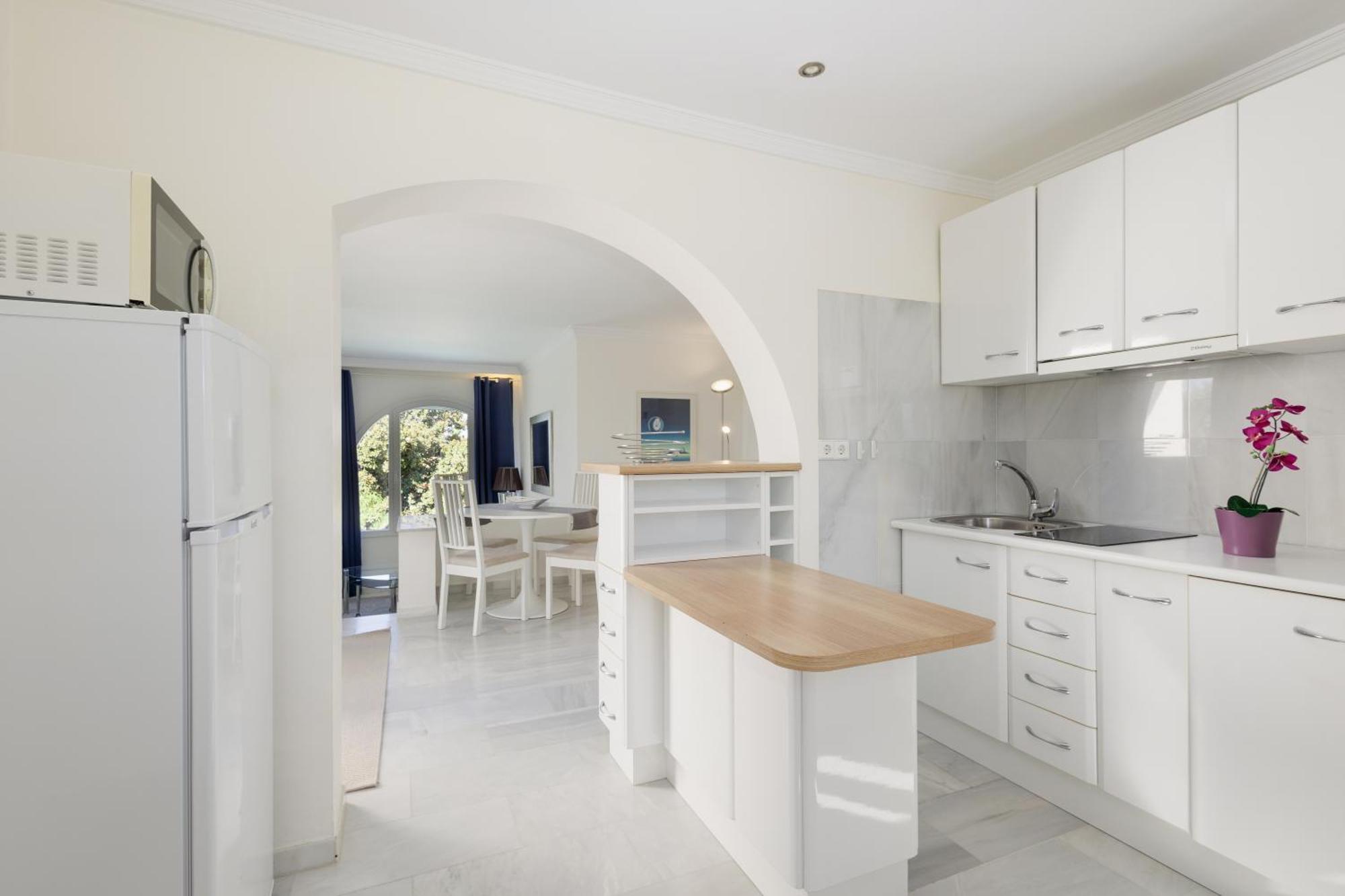 Ferienhaus 6 Bedroom Villa, With Heated Pool And Sea Views, Next To The Of Costabella Marbella