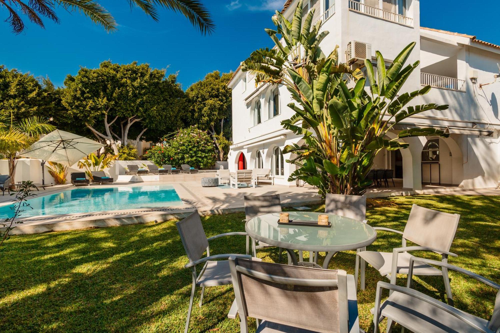 Ferienhaus 6 Bedroom Villa, With Heated Pool And Sea Views, Next To The Of Costabella *