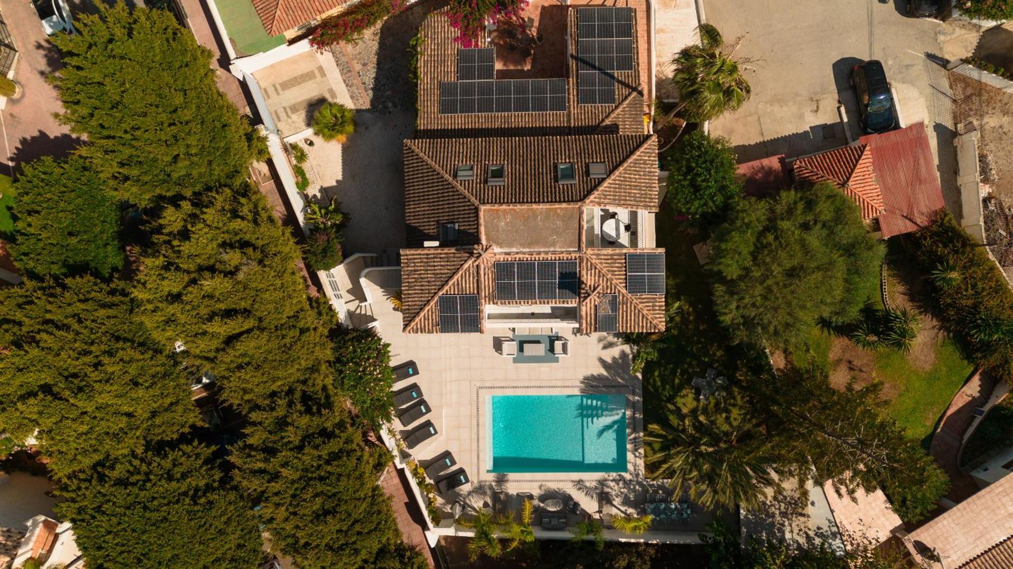 Ferienhaus 6 Bedroom Villa, With Heated Pool And Sea Views, Next To The Of Costabella Marbella