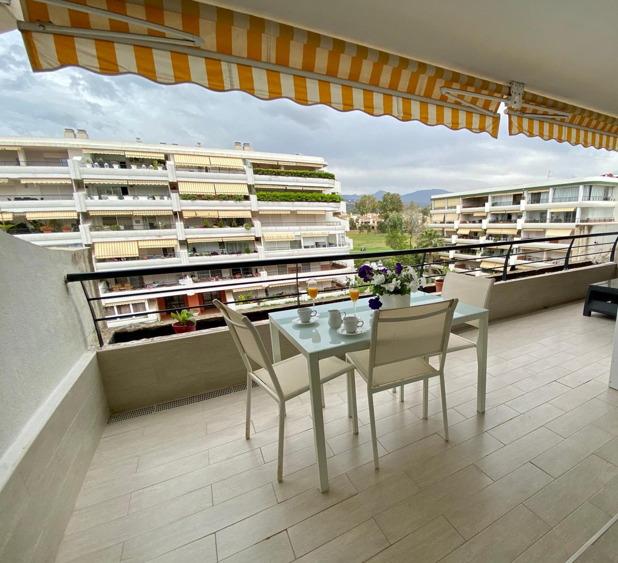 Con Vistas Y Terraza En Guadalmina Mad