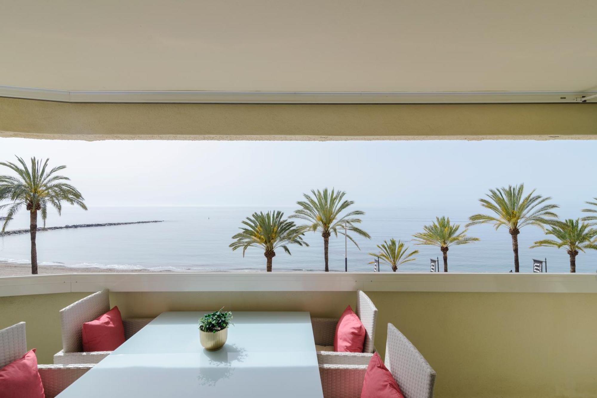 Sea Front In Center Apartment