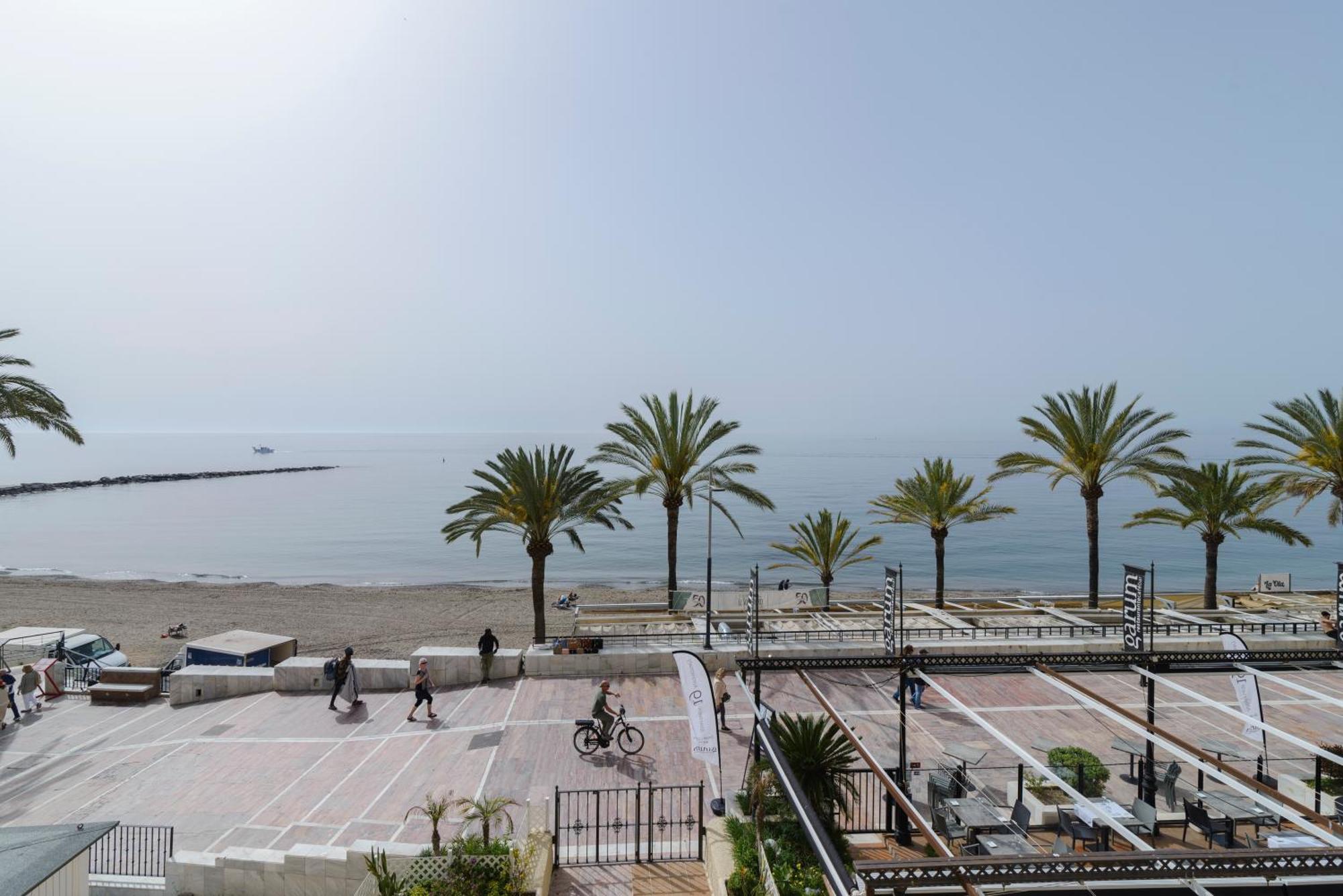 Apartment Sea Front In Center