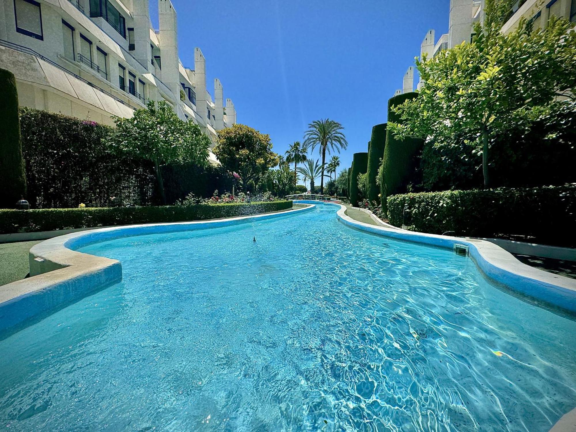 House With Pool By Homing *