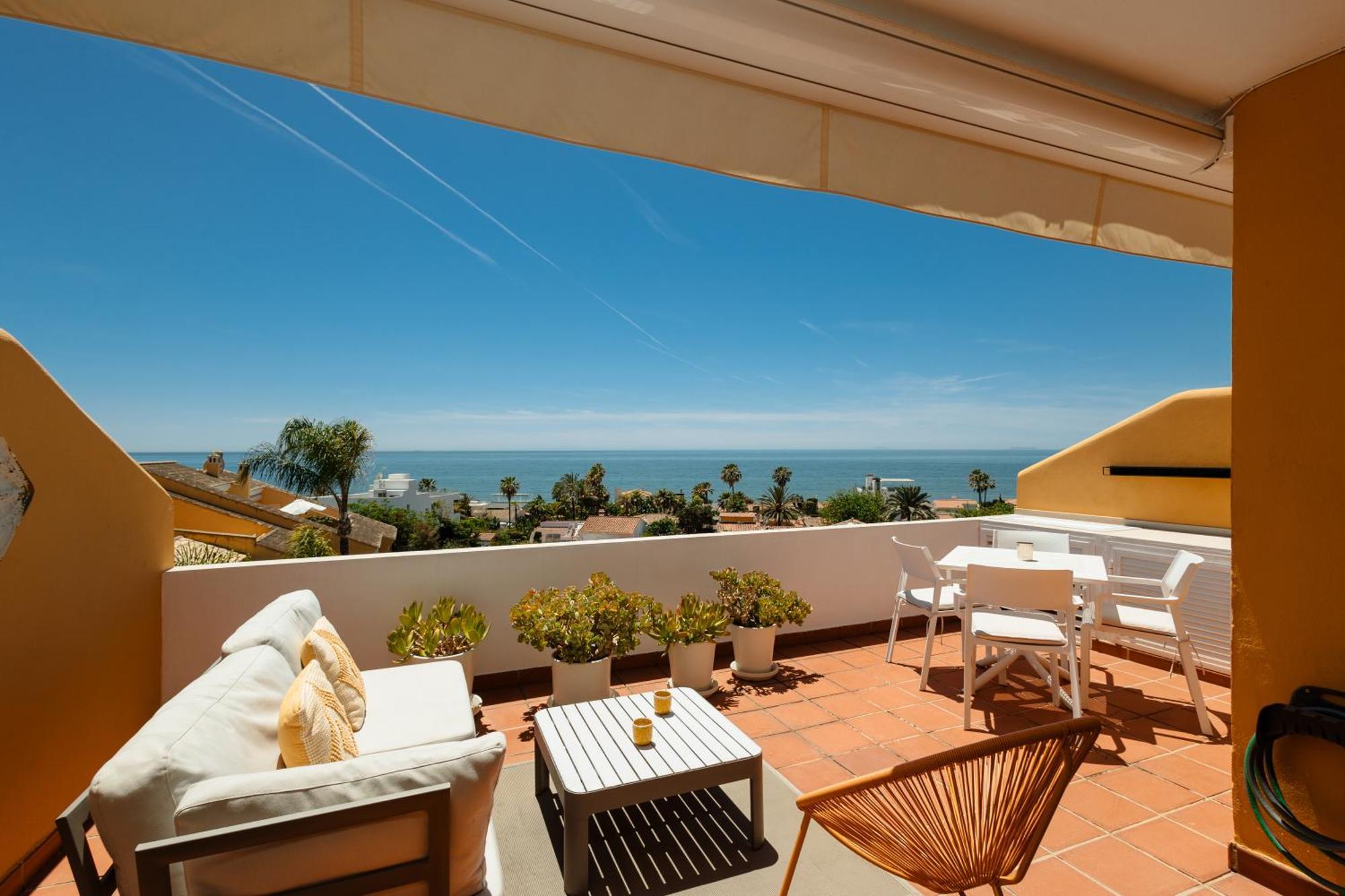 Modern Beachside Penthouse With Amazing Sea Views