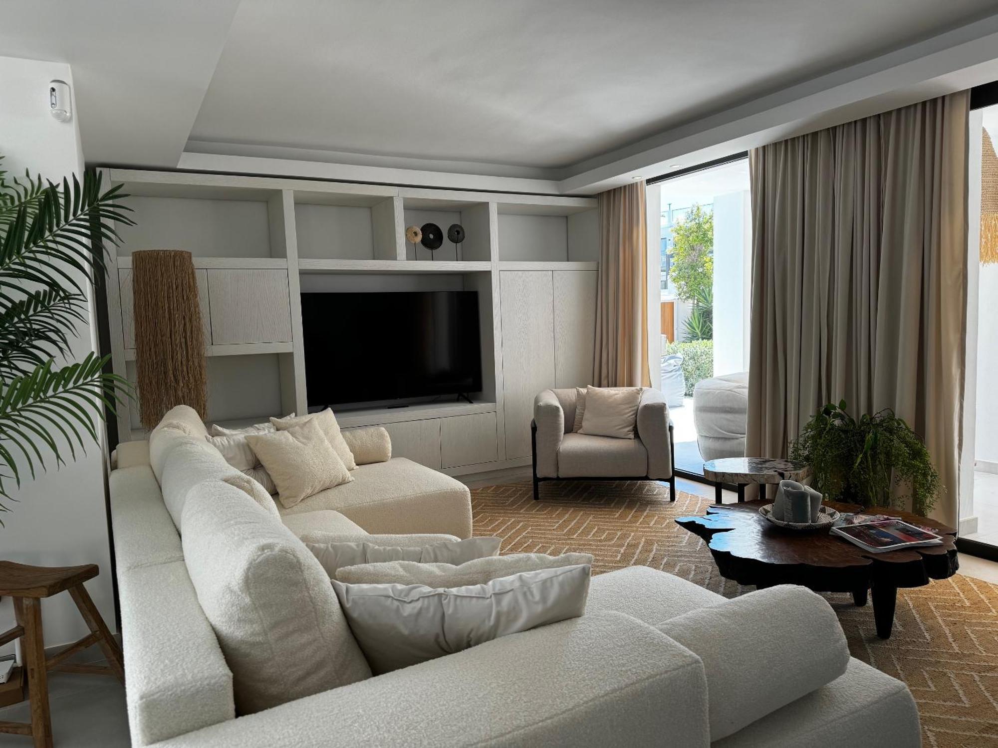 Villa Marbella Bliss - Luxury 4-Bedroom Villa With Garden, Private Pool & Jacuzzi, Marbesa Near- 5 Min To The Cabopino Beach Marbella