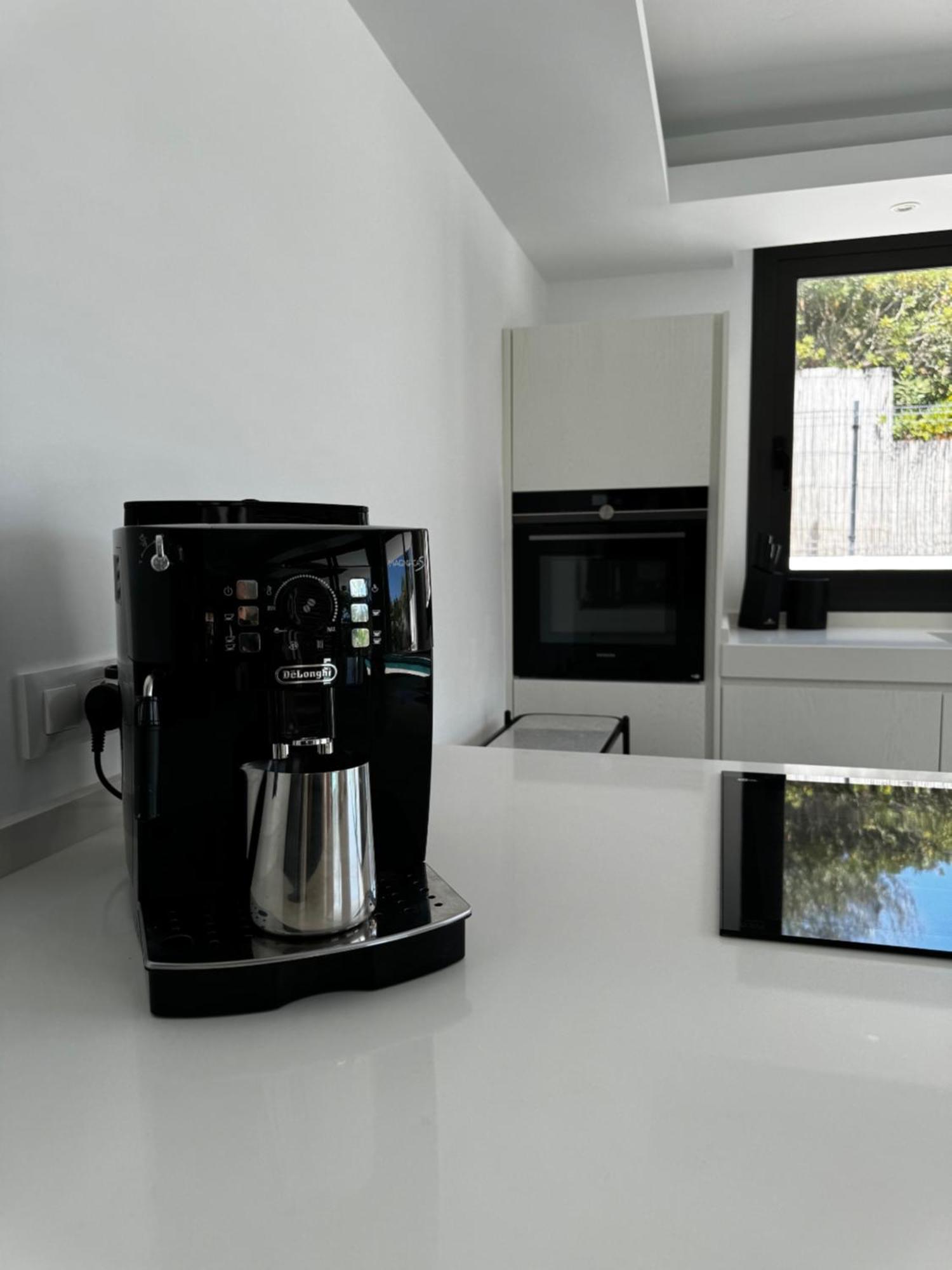 Villa Marbella Bliss - Luxury 4-Bedroom Villa With Garden, Private Pool & Jacuzzi, Marbesa Near- 5 Min To The Cabopino Beach