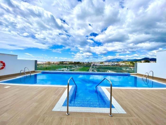 Newly Built 3 Bdrm Modern W Gym, Pool, & Views Apartment *