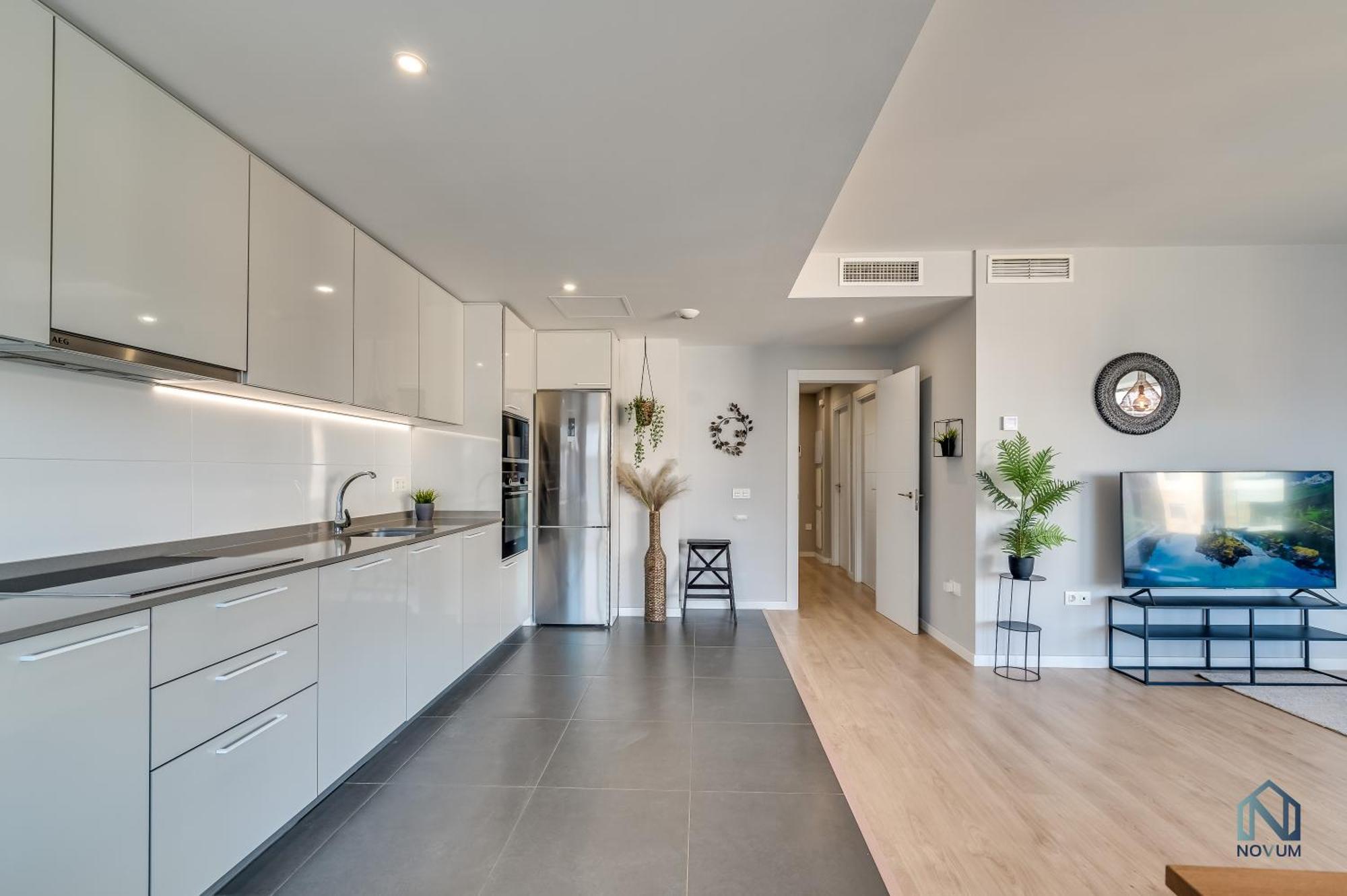 Newly Built 3 Bdrm Modern W Gym, Pool, & Views *
