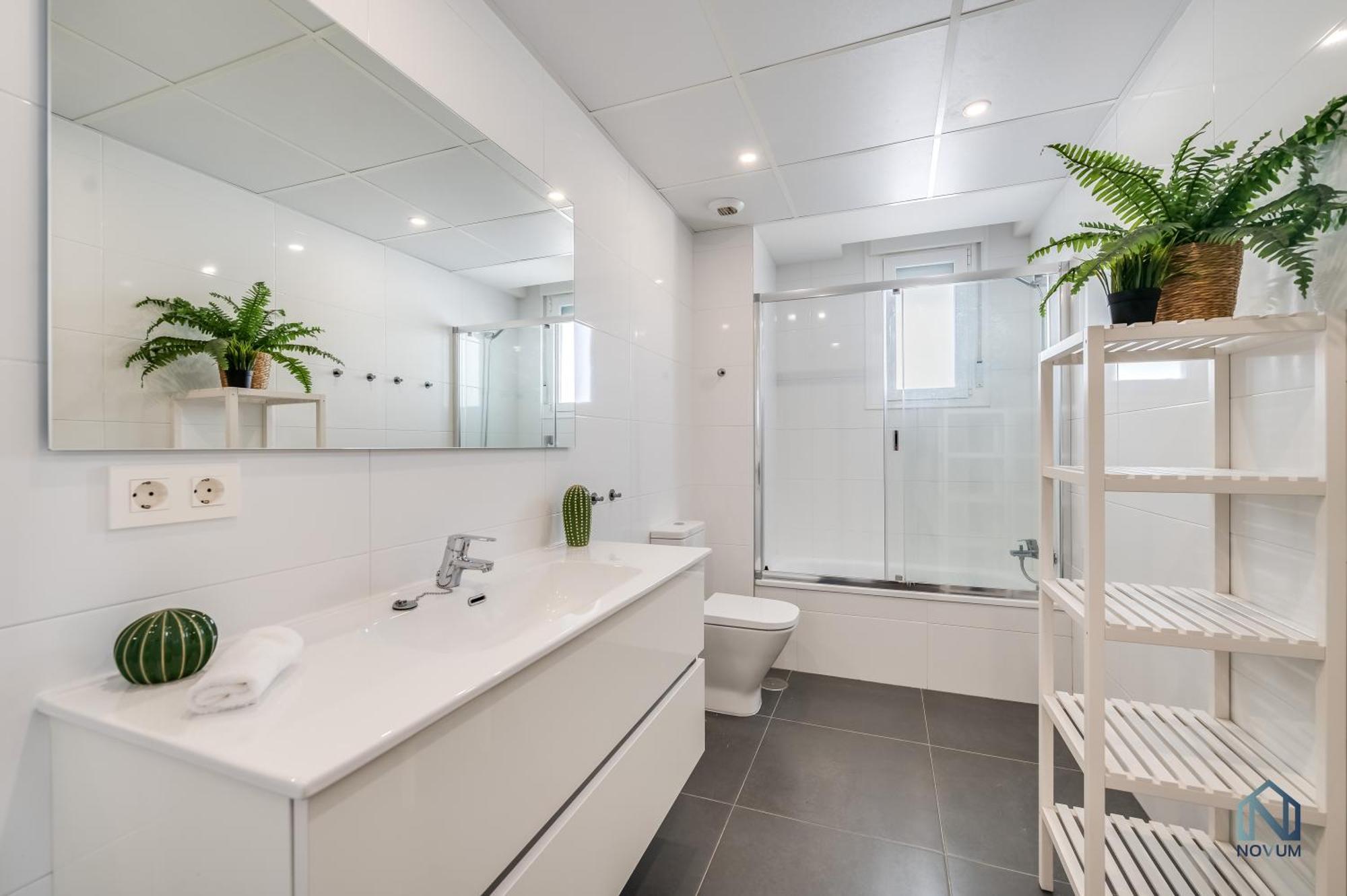 Apartment Newly Built 3 Bdrm Modern W Gym, Pool, & Views