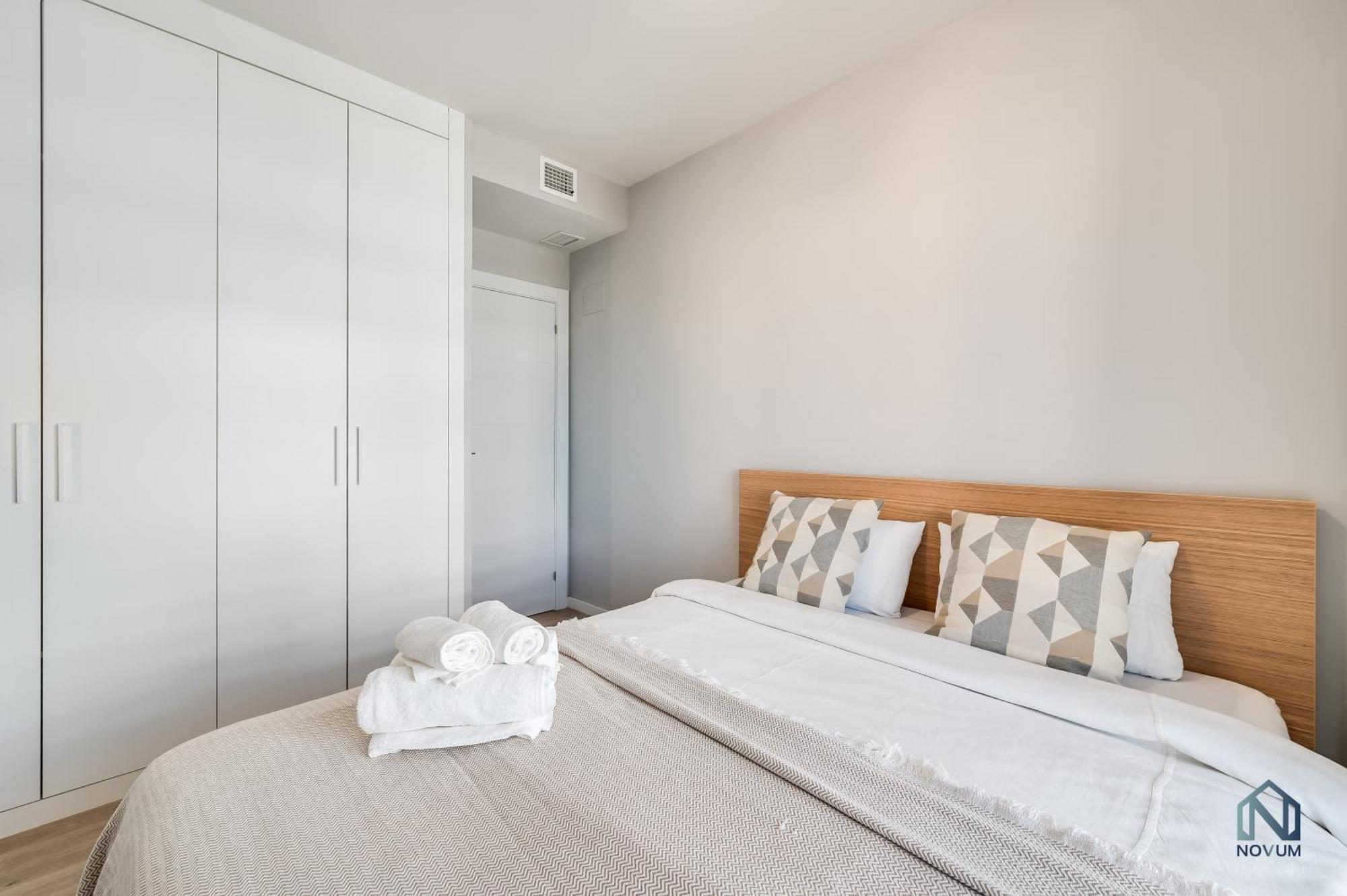 Apartment Newly Built 3 Bdrm Modern W Gym, Pool, & Views *