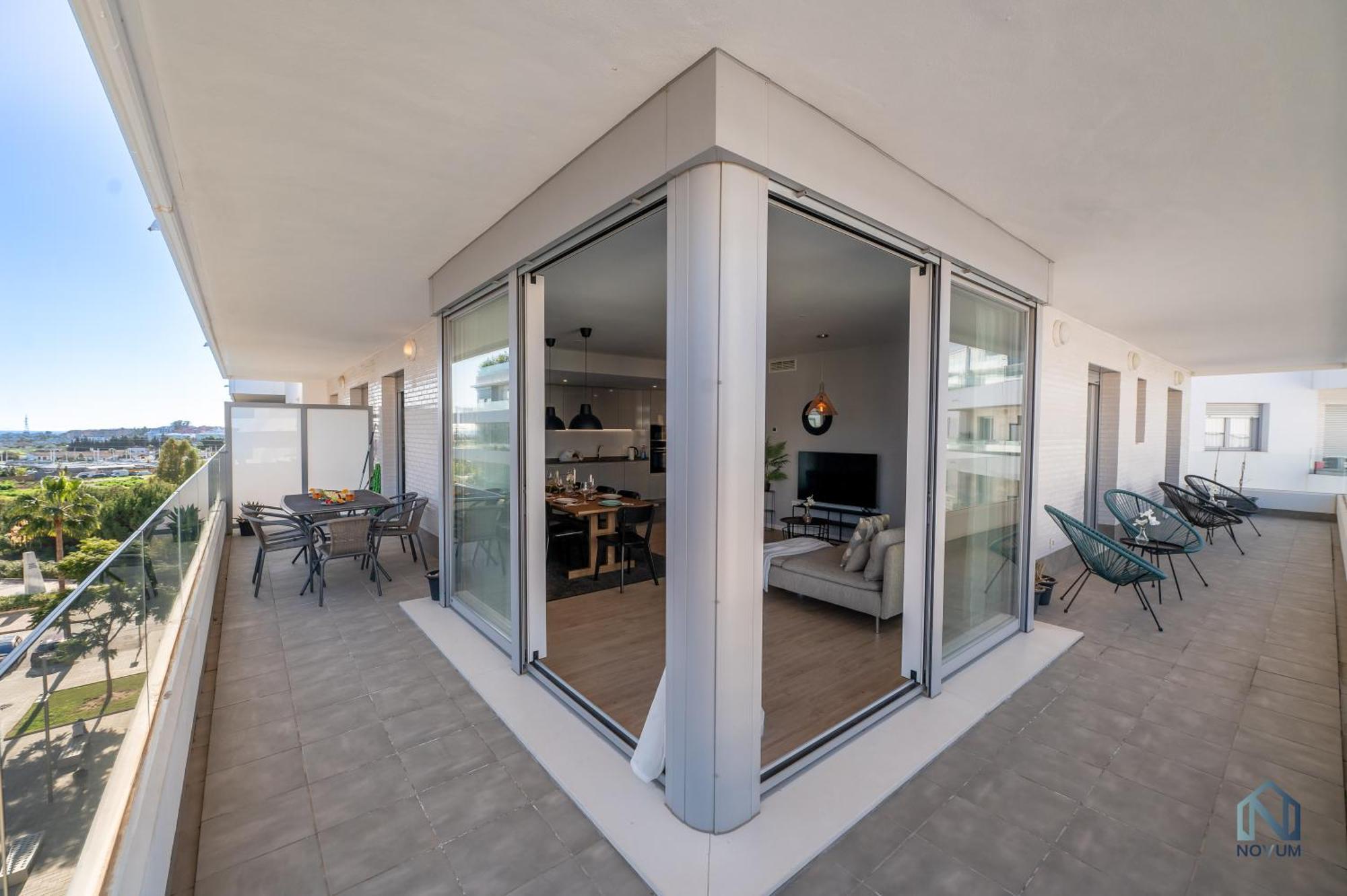 Newly Built 3 Bdrm Modern W Gym, Pool, & Views *
