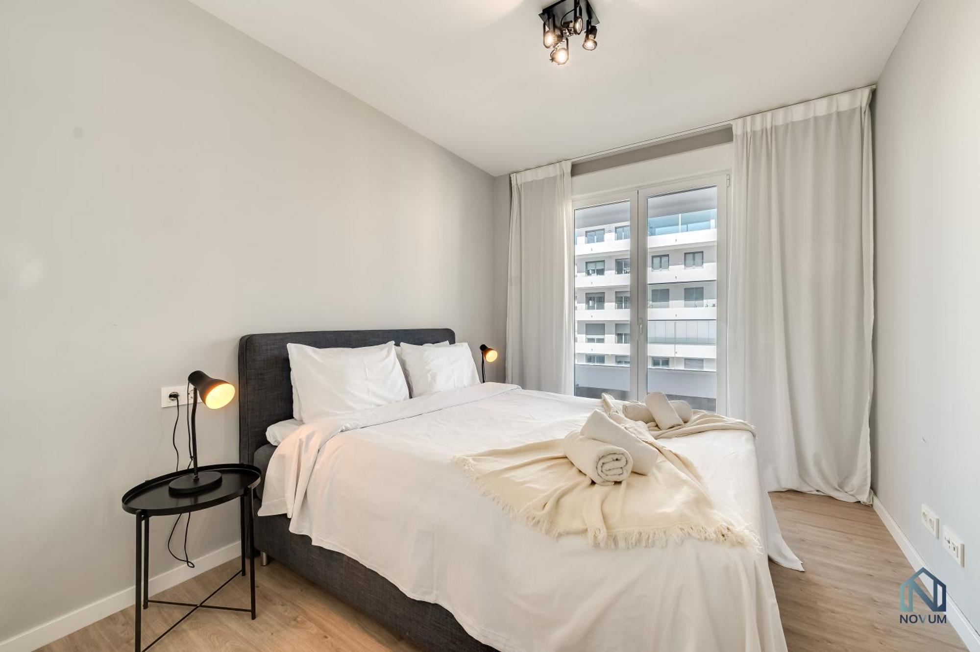 Newly Built 3 Bdrm Modern W Gym, Pool, & Views Apartment *
