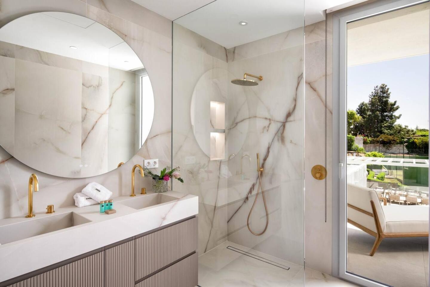 Luxury New Alma- 5bdr, Pool, Garden, Parkin Villa
