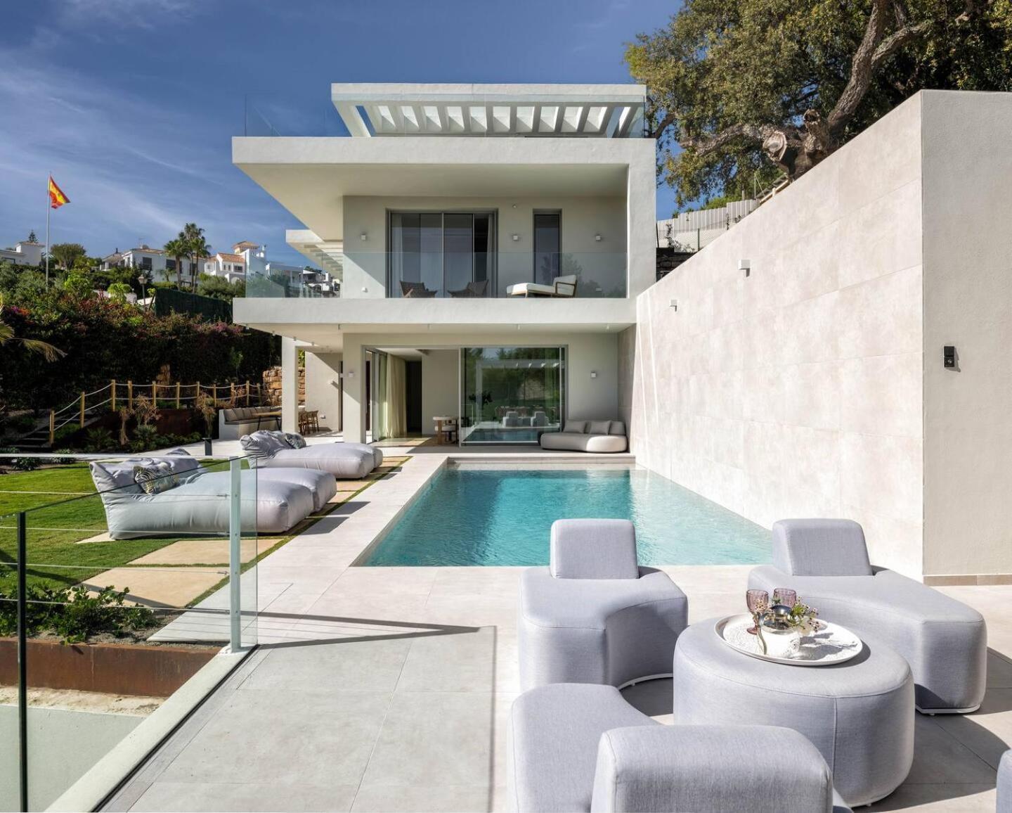 Villa Luxury New Alma- 5bdr, Pool, Garden, Parkin