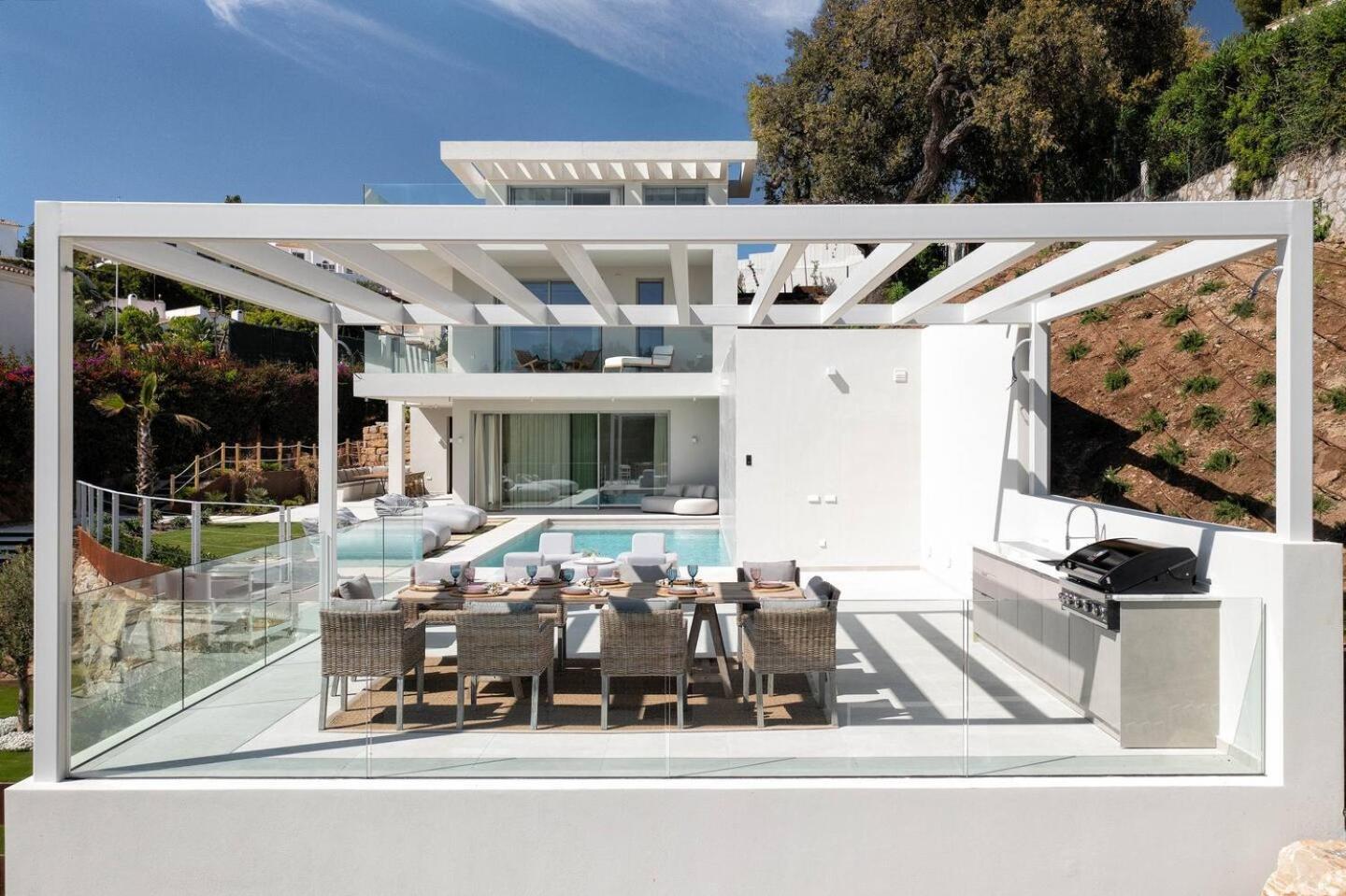 Luxury New Alma- 5bdr, Pool, Garden, Parkin Marbella