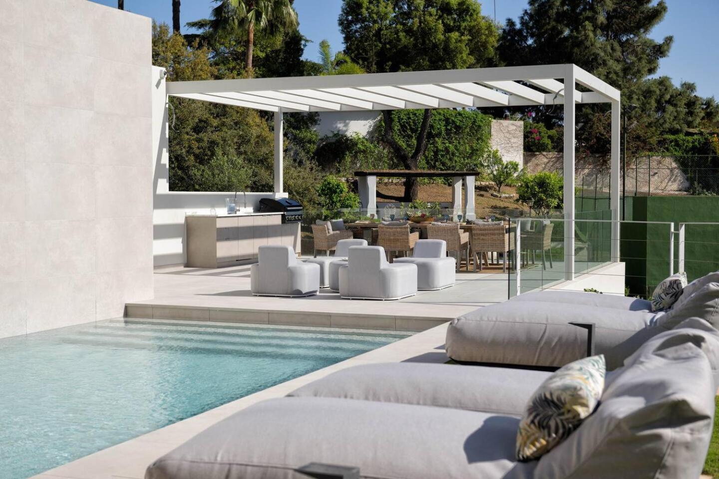Villa Luxury New Alma- 5bdr, Pool, Garden, Parkin
