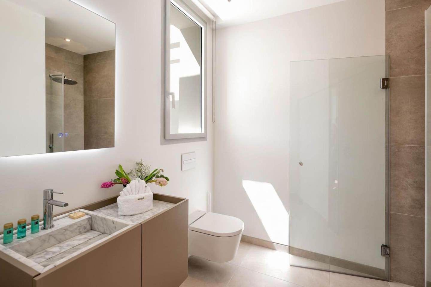 Villa Luxury New Alma- 5bdr, Pool, Garden, Parkin