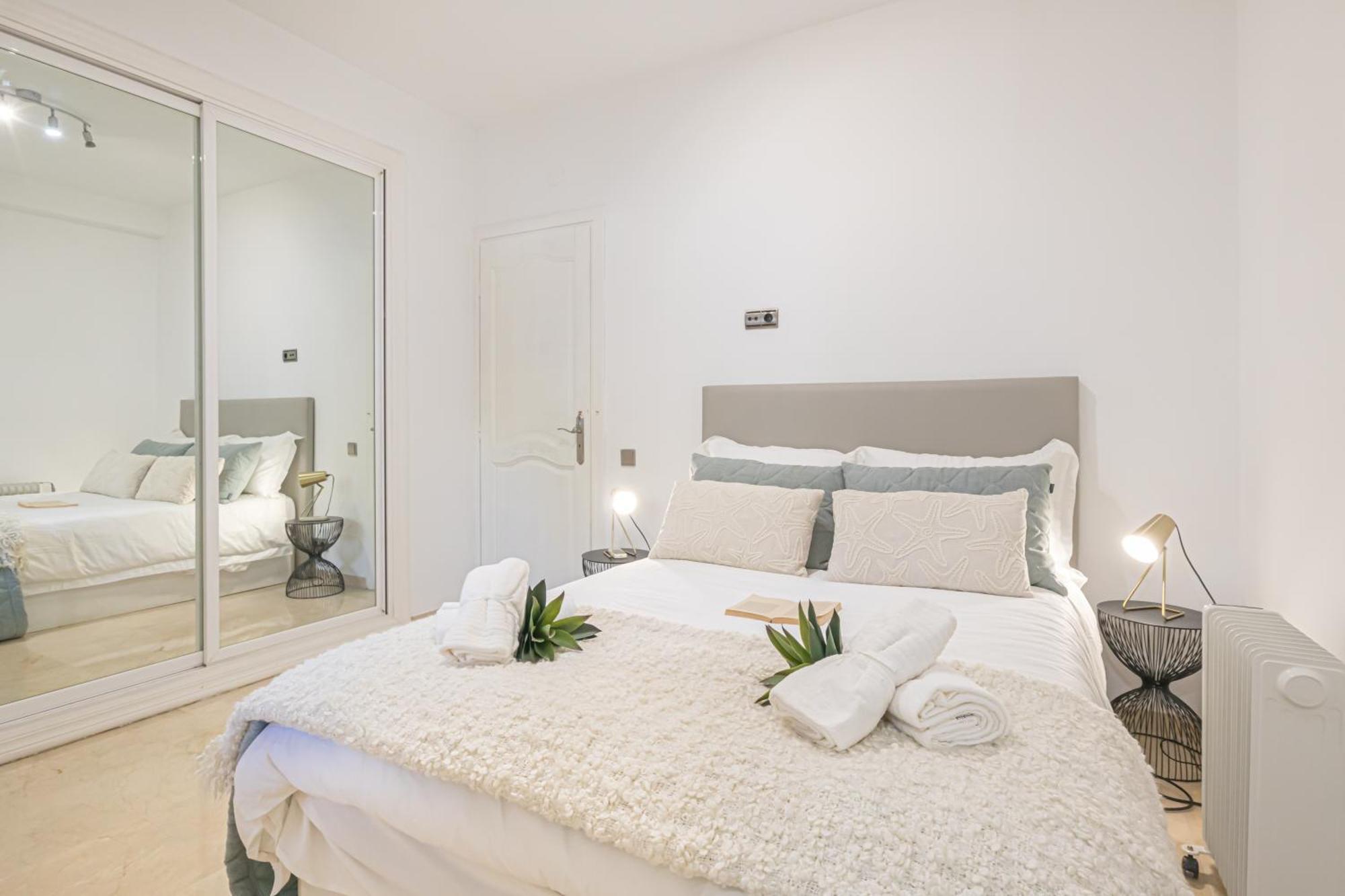 Apartment Puerto Banus Near La Sala By The Sea - Happy