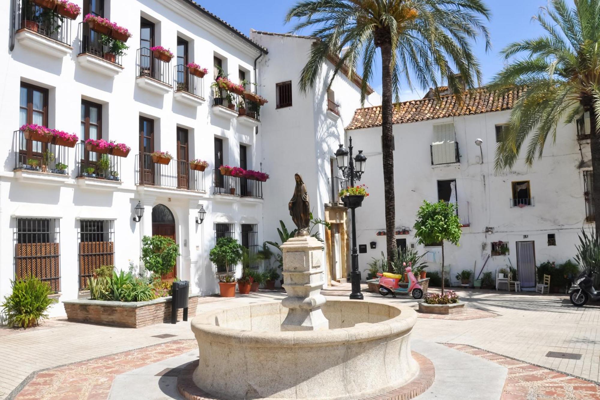 Puerto Banus Near La Sala By The Sea - Happy