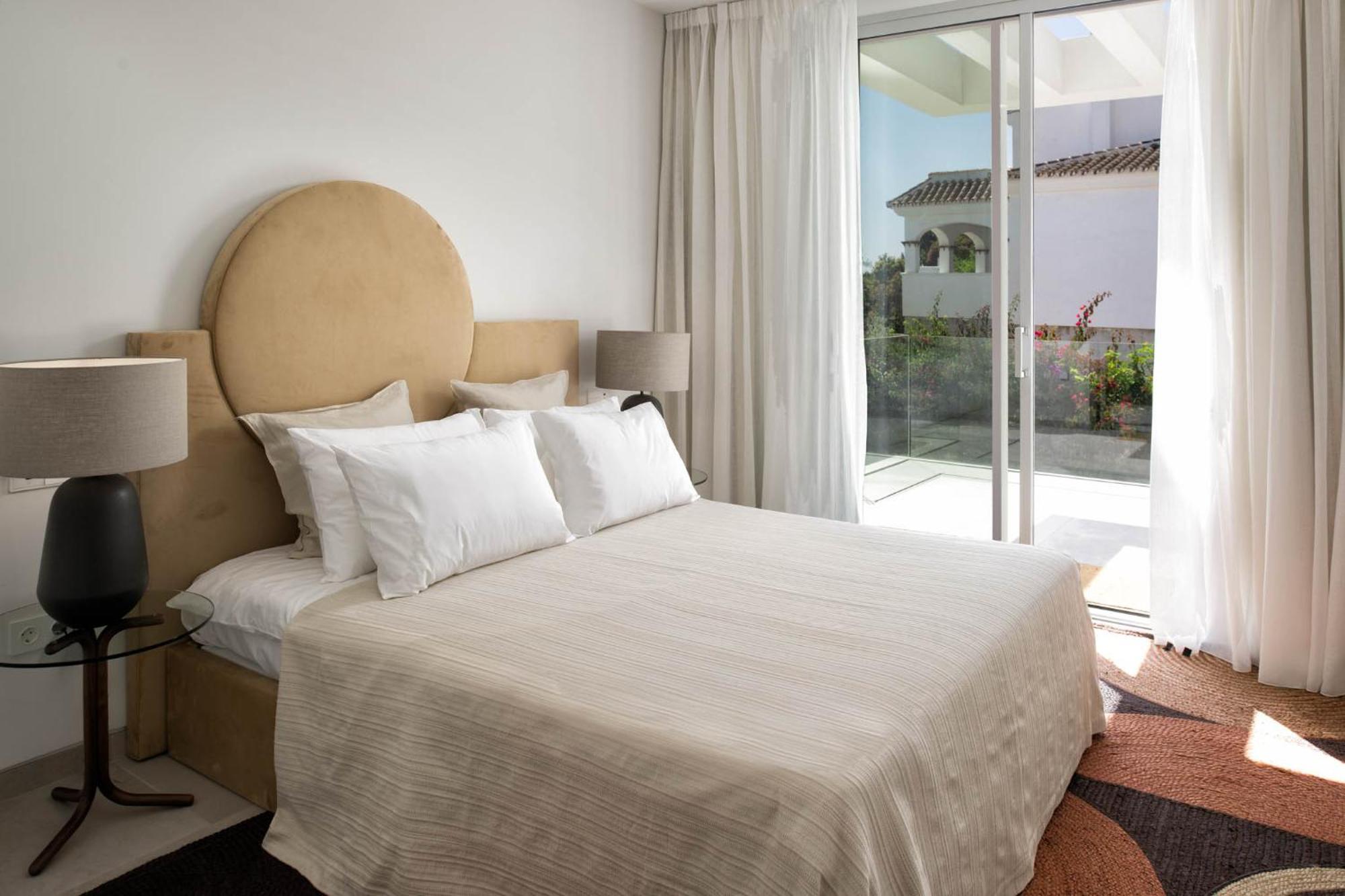 Luxury New Alma- 5bdr, Pool, Garden, Parkin Villa Marbella