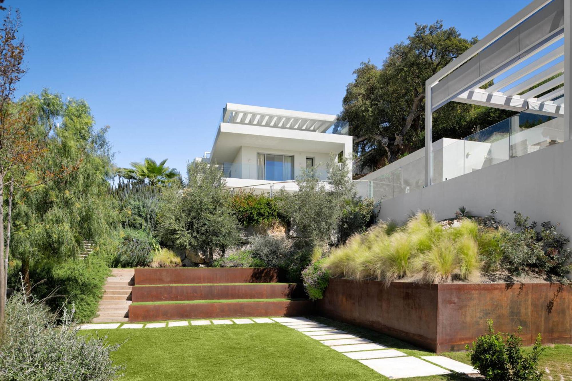 Villa Luxury New Alma- 5bdr, Pool, Garden, Parkin *